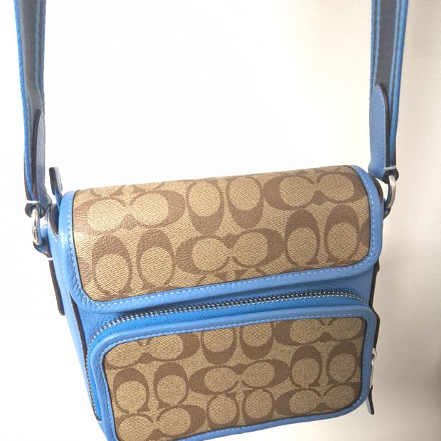 코치 허드슨 라인 크로스백입니다