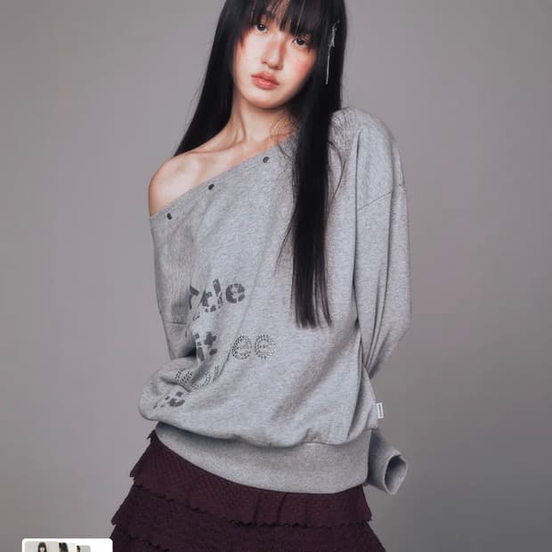 유희 HOTFIX OFF-SHOULDER SWEATSHIRTS MELAN