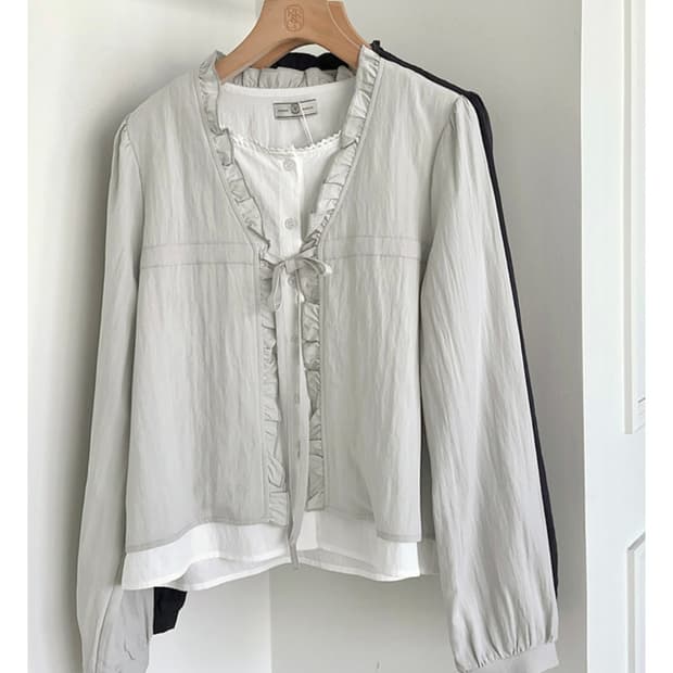 [새상품] 리리앤코 베론디크 레이어드 프릴 블라우스 데이트룩