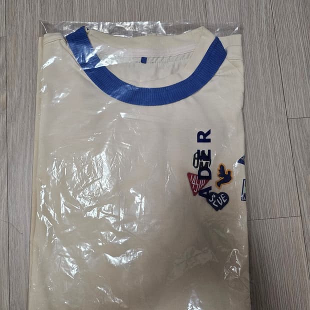 아더에러 배지 티셔츠 아이보리 판매합니다