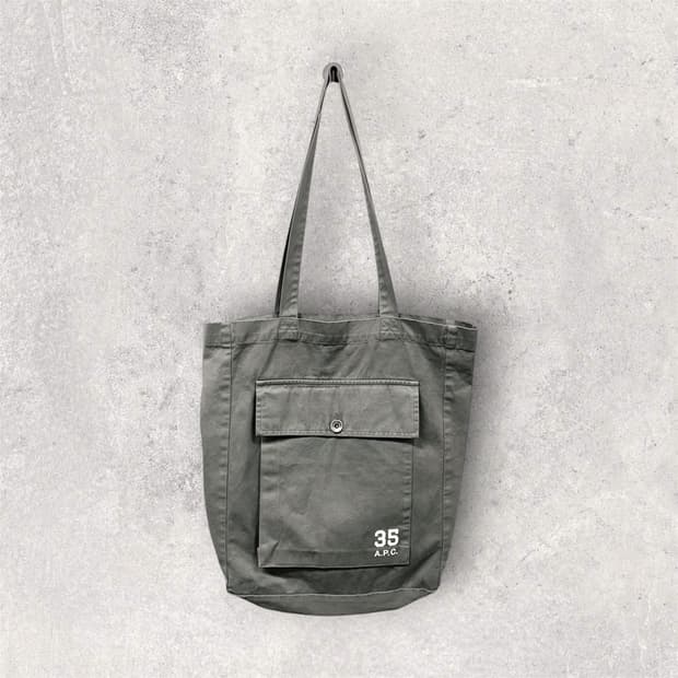 A.P.C 35주년 기념 리스펙트 토트백 카키 (B310)