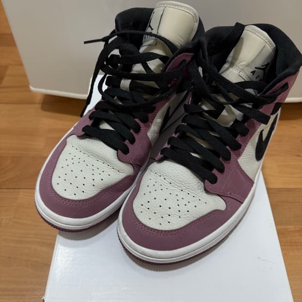 조던1 미드 SE 라이트 멀베리 245