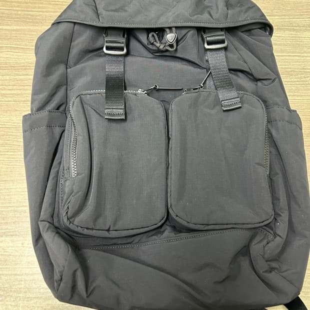 유니클로 멀티 포켓 백팩 블랙