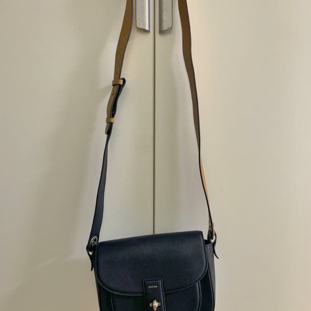 제이에스티나 네이비 크로스백