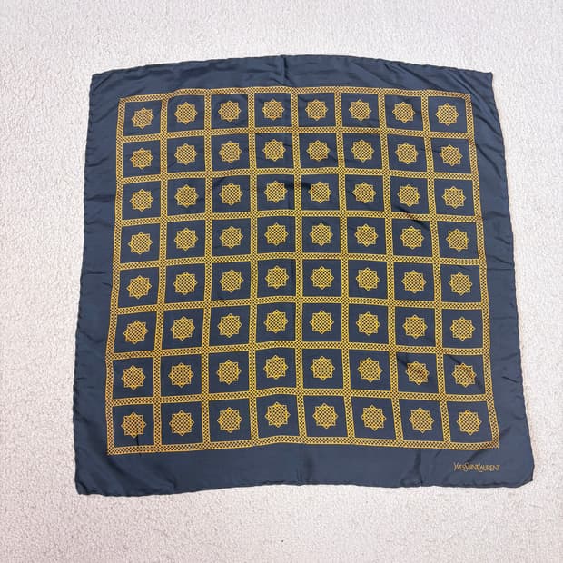 [정품] 빈티지 입생로랑(YSL) 핸드롤링 쁘띠 실크 스카프