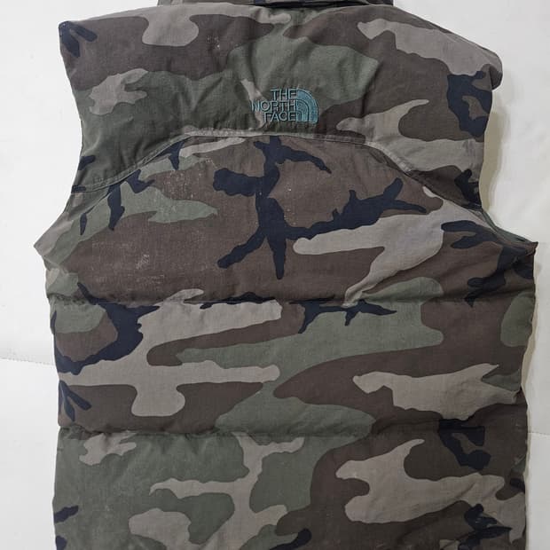 노스페이스 카모 센터로고 패딩조끼 눕시