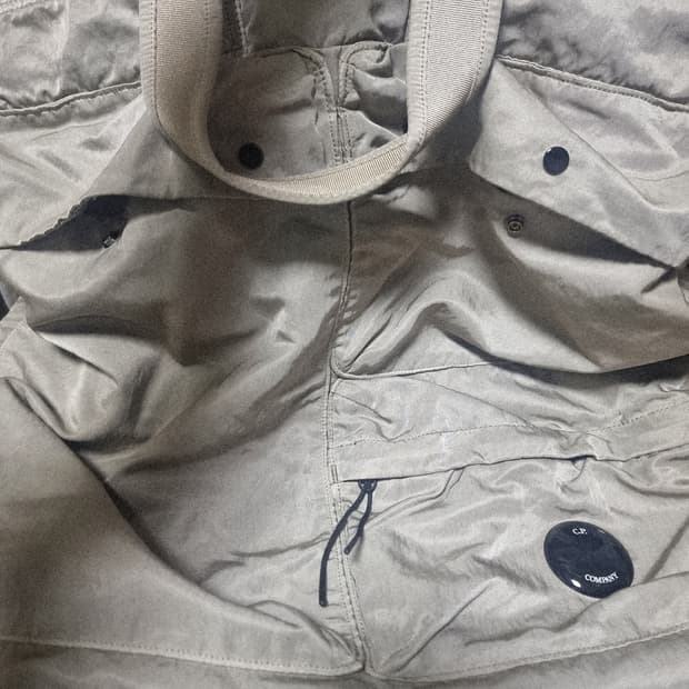 C.P컴퍼니 나일론B 숄더백 퍼지그레이 헬멧백 