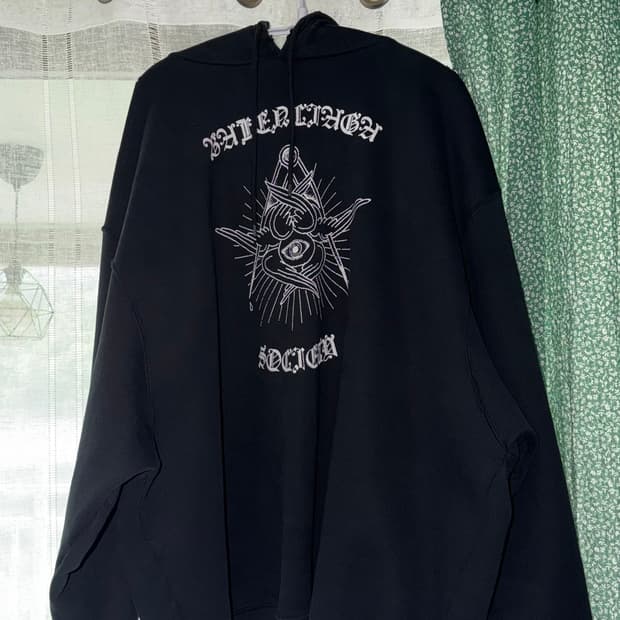 발렌시아가 후드티 판매합니다.