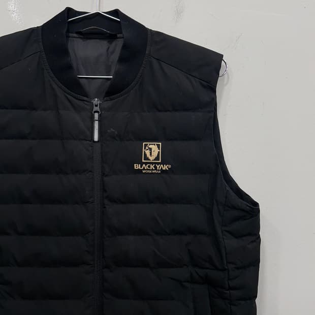 블랙야크 금장로고 퀼팅 경량 패딩 조끼