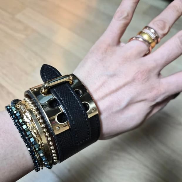 통가죽 블랙 금장 팔찌