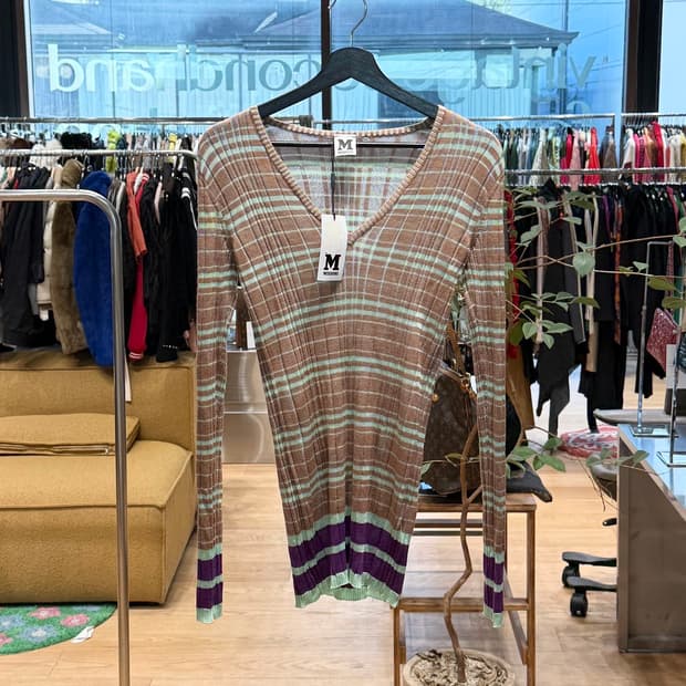 미쏘니 브라운 스트라이프 브이넥 니트 