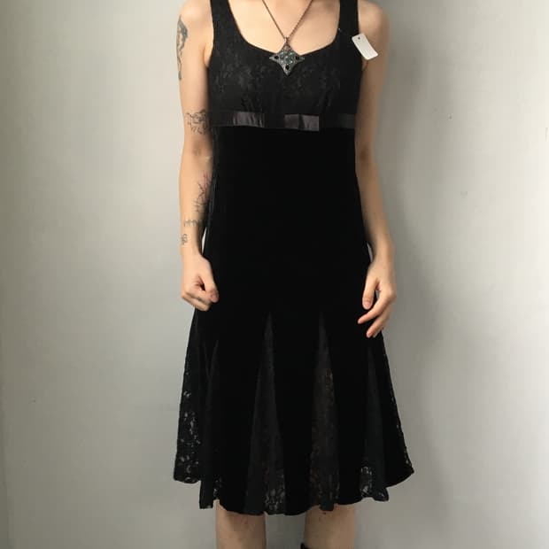 Lace trimming velvet sleeveless onepiece