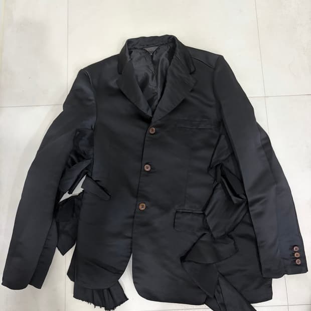 꼼데가르송 블랙 러플 사선 블레이저  24aw