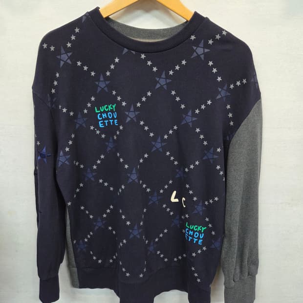 럭키슈에뜨 스타 멀티자수 프린팅로고 맨투맨 38사이즈 