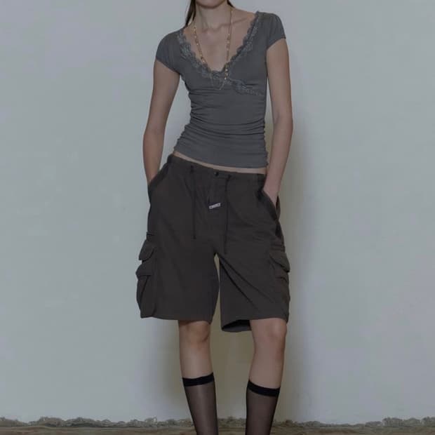 [Sculptor] Lace trim wrap tee Charcoal