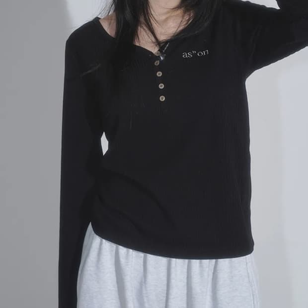 애즈온 블랙 리브드 버튼 티셔츠 블랙 free