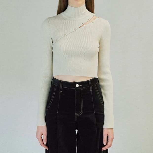 택O새상품) 다이애그널 폴로 넥 버튼 크롭 니트탑