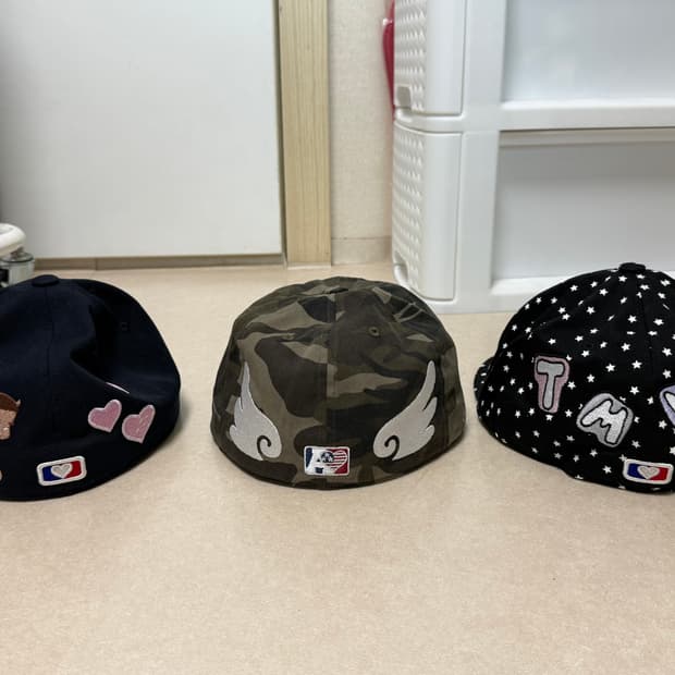 더무지엄비지터, 에이이에이이 캡모자