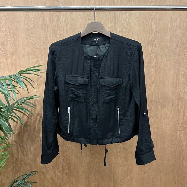 도나카란 뉴욕 크롭 자켓 더블 플랩 포켓 스트링 밑단 디테일 블랙