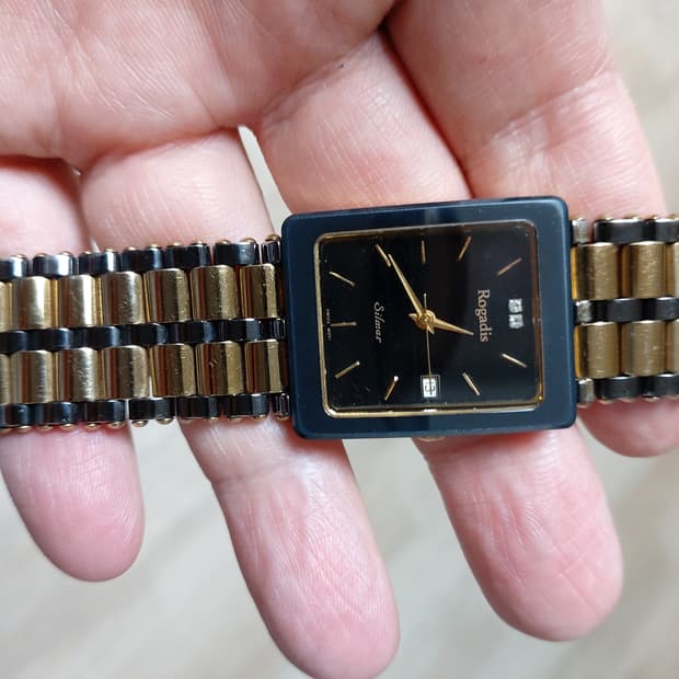 클래식한 디자인의 Rogadis 실버 사각 금장 시계 18k용두