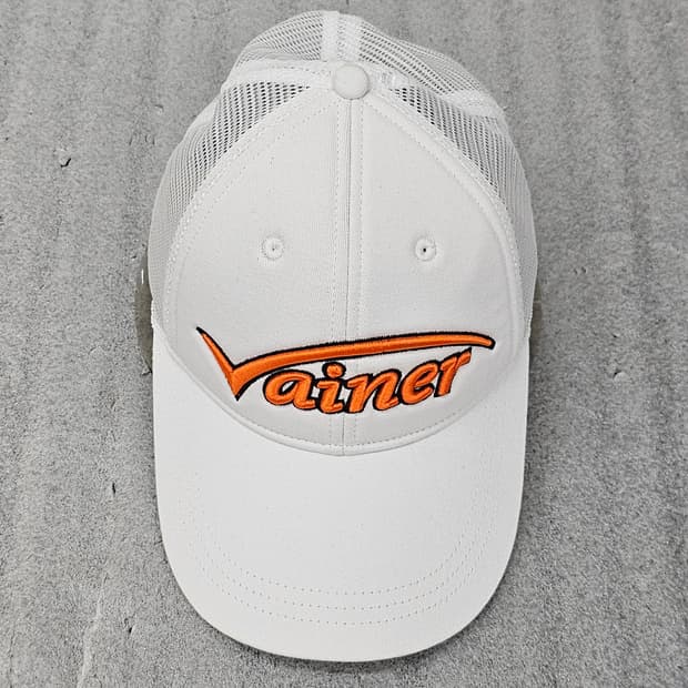 미착용 깔끔한 흰색에 오렌지색 로고가 포인트인 Vainer 메쉬캡 프리사