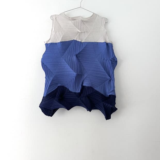 Sculptural color block pleats 