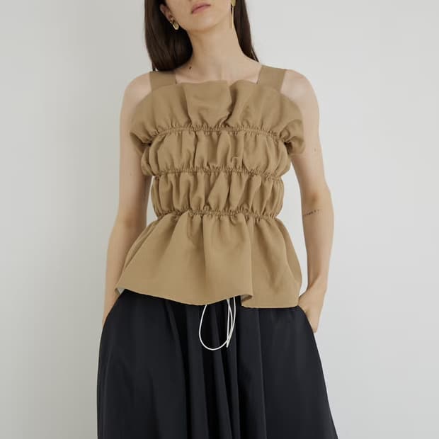 에콘 러플 슬리브리스 탑 카멜