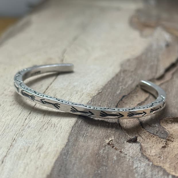 [네이티브 아메리칸]M.E.BEGYE 애로우 패턴 스탬프 커프