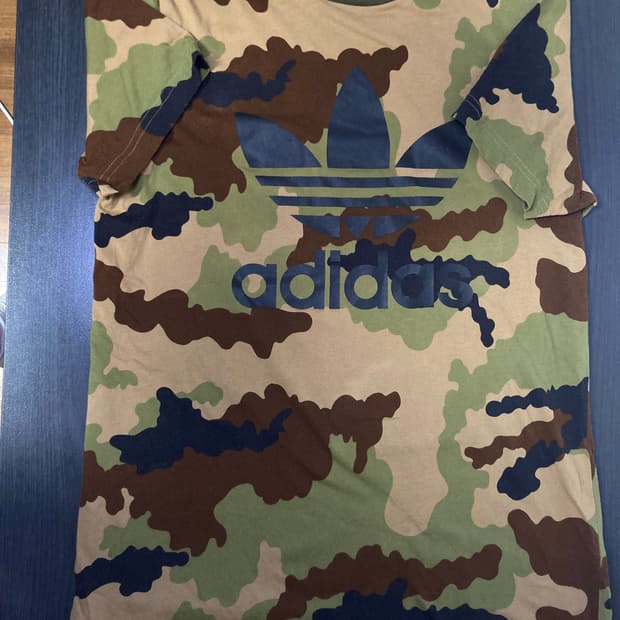 아이다스 빅로고 카모 반팔 105