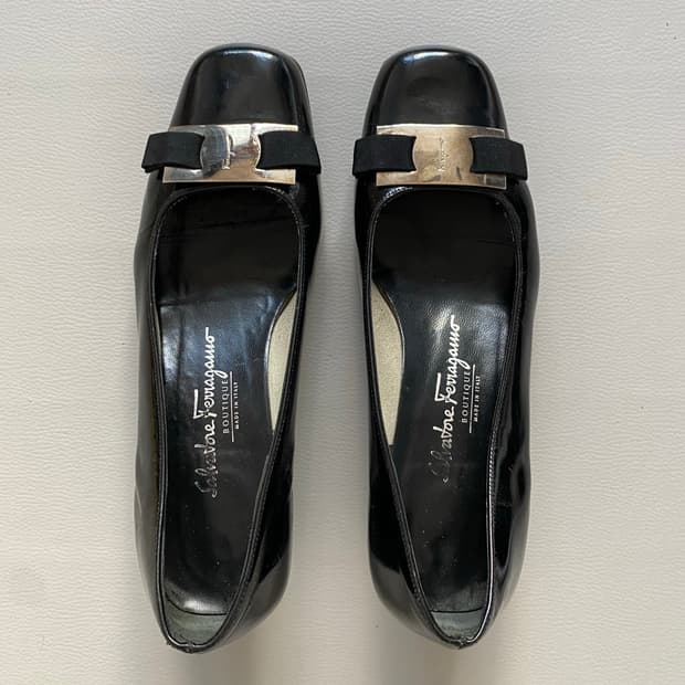 [페레가모] 블랙 에나멜 미들힐 펌프스 (6D / 230mm)(정품)