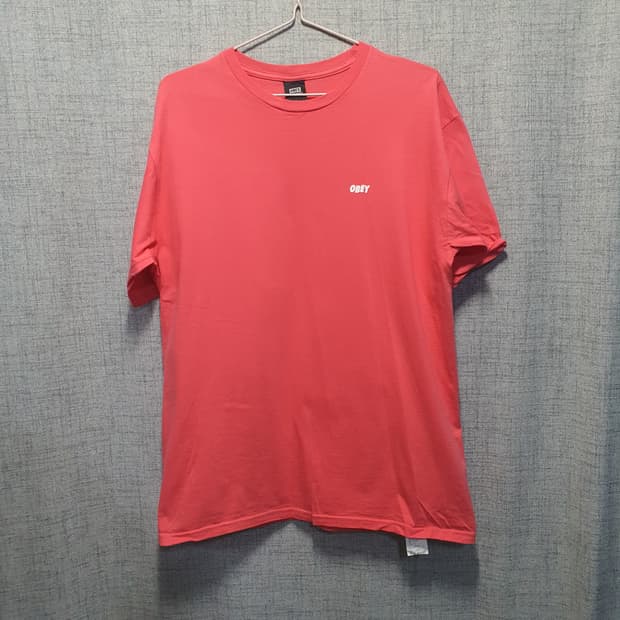 오베이 OBEY 반팔 티셔츠 코랄색 
