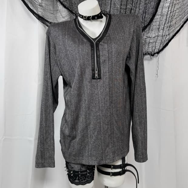 zipper t-shirt