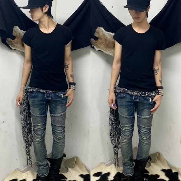 (AKM)U-Neck Black Minimal Tee