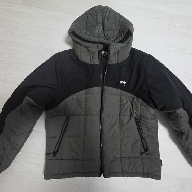 스투시 프리마로프트 마운틴 패딩 L사이즈