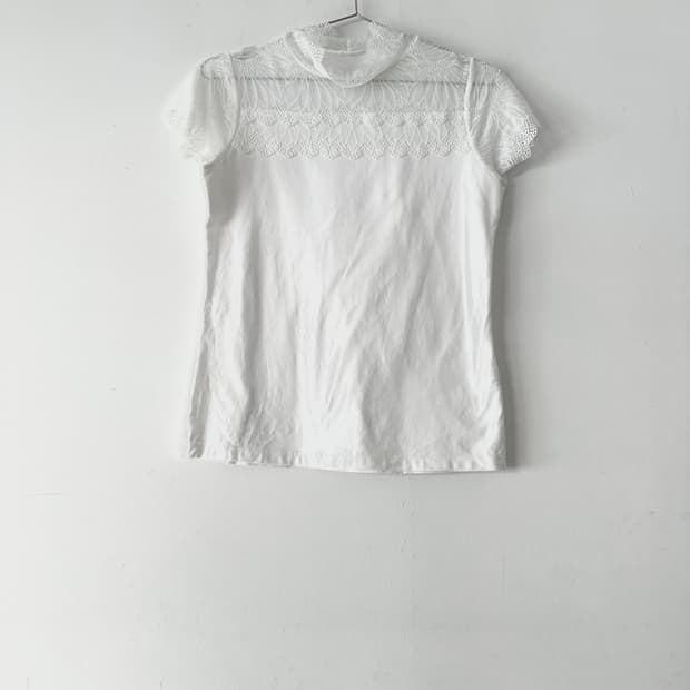Neck lace detail top / white