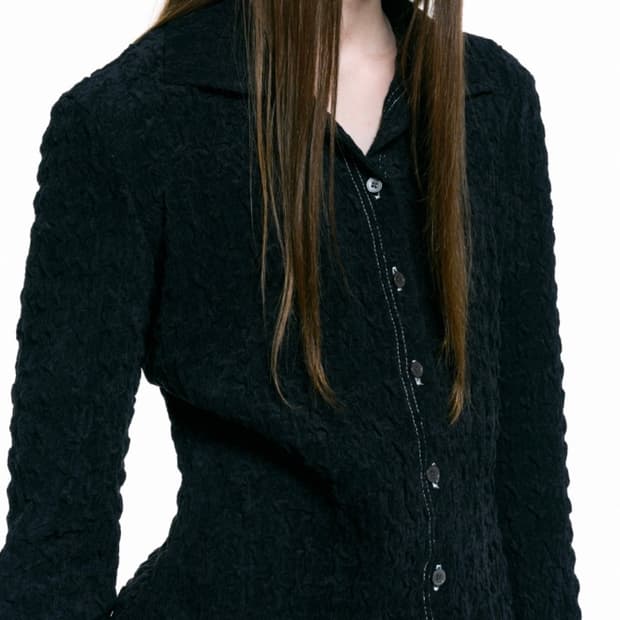 인사일런스 우먼 텍스쳐드 피티드 셔츠 블랙