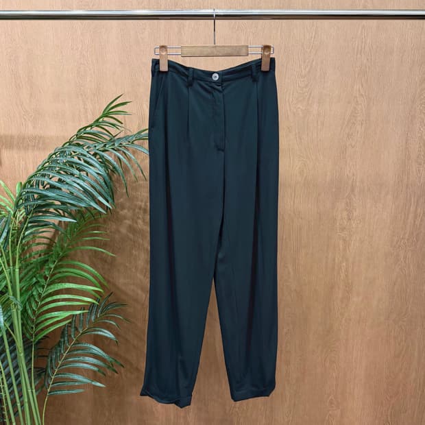 질샌더 클래식 슬랙스 팬츠 히든 지퍼 버튼 사이드 후면 포켓 디테일 블랙