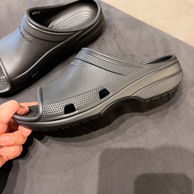 (정품/새상품) 발렌시아가 X 크록스 남성 블랙 슬라이드 샌들