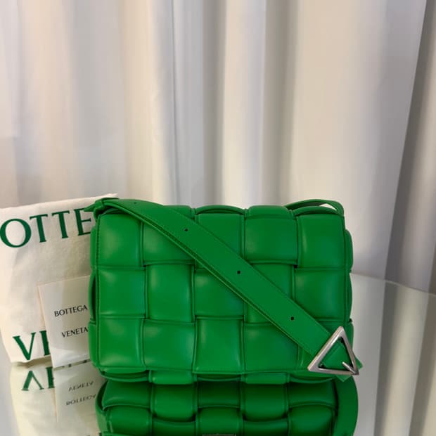 S / 보테가베네타 인트레치아토 패딩 카세트 크로스백 591970