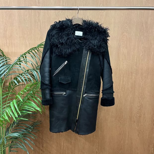 산드로 레더 무스탕 롱 자켓 넥 라인 퍼 트리밍 사선 지퍼 디테일 블랙