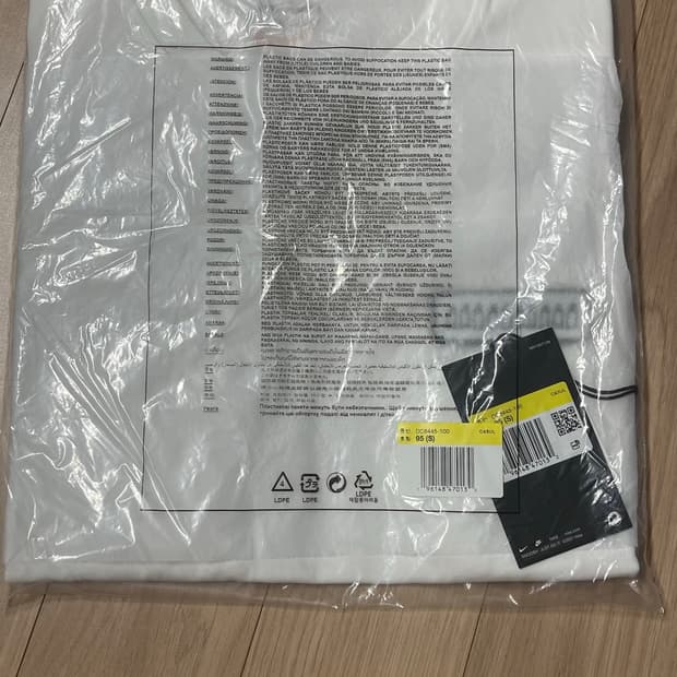나이키 톰삭스 티셔츠 사이즈 S 새상품 판매합니다.