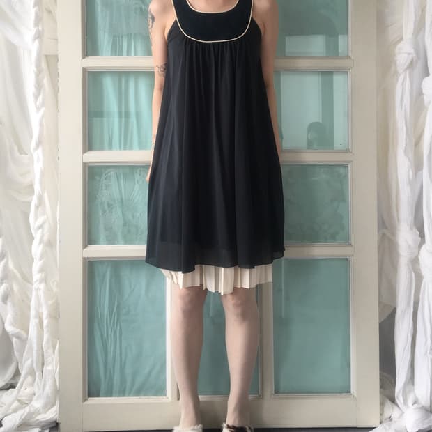 Lace point sleeveless onepiece