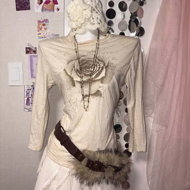 beige rose lettering top