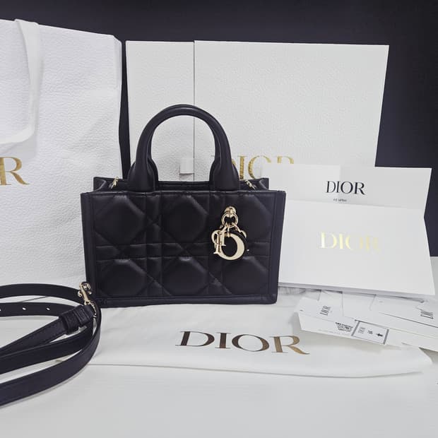 디올 스트랩 북도트 미니백 블랙(영수증포함 풀구성 새상품급)