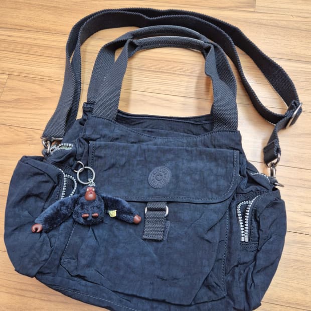 키플링 Fairfax M 네이비 숄더백입니다. 숄더백 뿐만 아니라 크로스