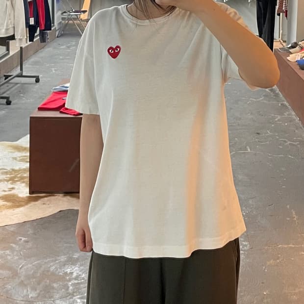 꼼데가르송 레드하트와펜 화이트 반팔 H2636