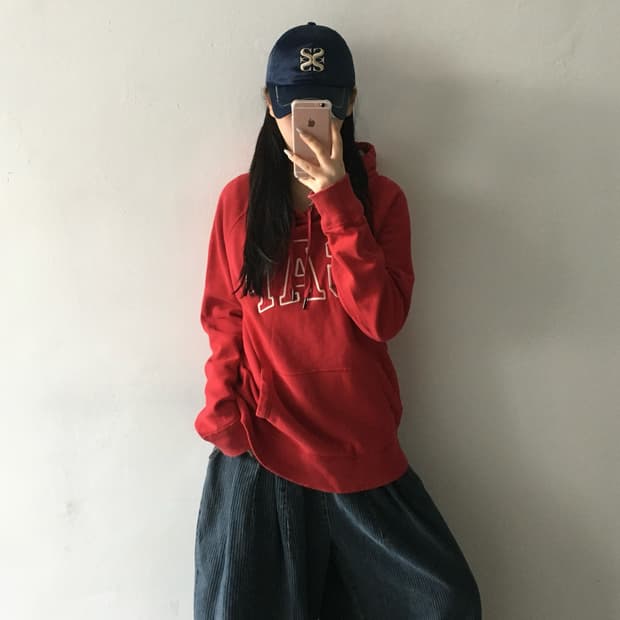 갭 자수패치 후드티