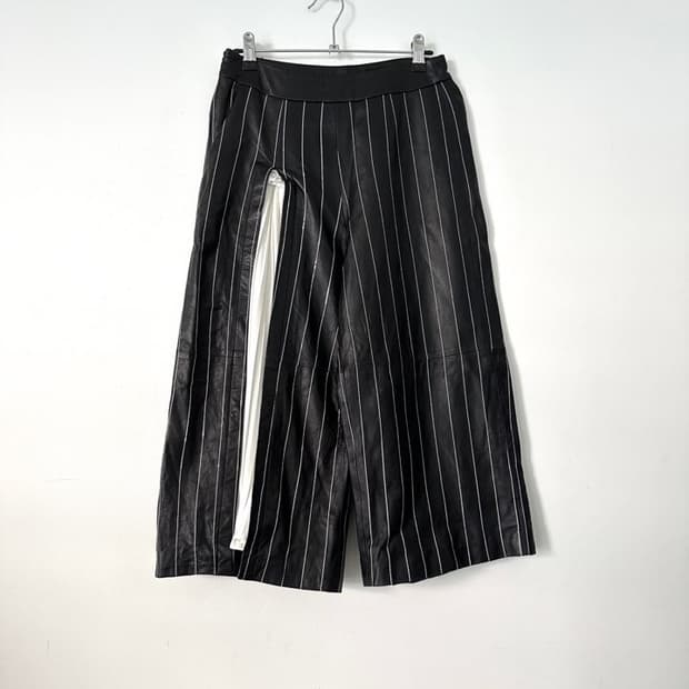 Stripe pleats mix leather capri pants