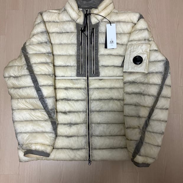 CP컴퍼니 디디쉘 미디엄 다운 피스타치오 쉘베이지 3XL 새제품 팝니다