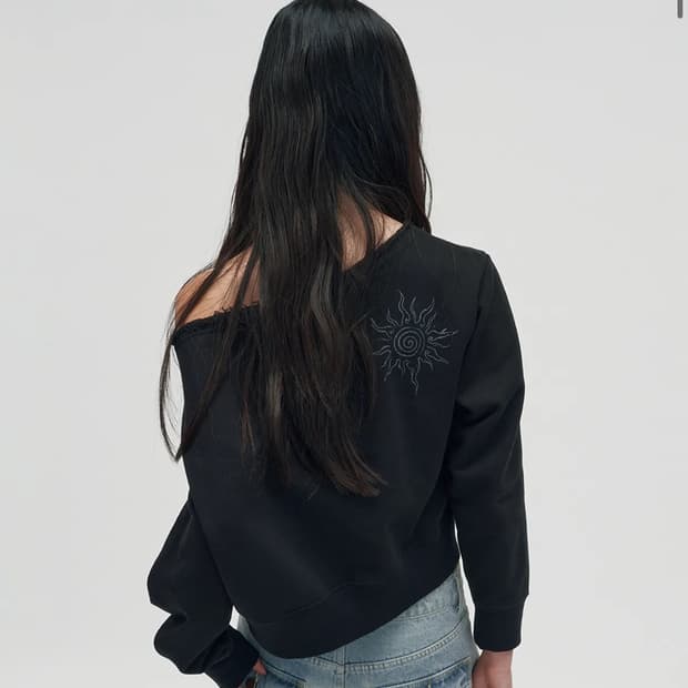 스웨이드 서니 원숄더 크루넥